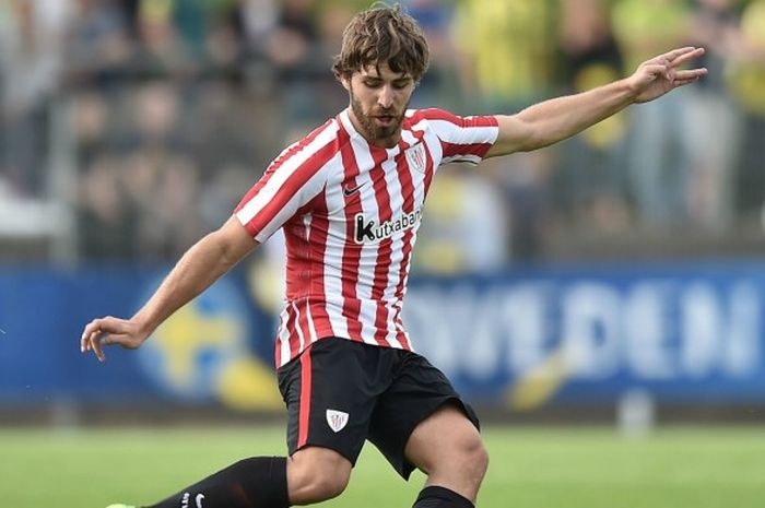 Bek Athletic Bilbao, Yeray Alvarez, beraksi dalam laga persahabatan melawan Nantes di Saint-Nazaire,