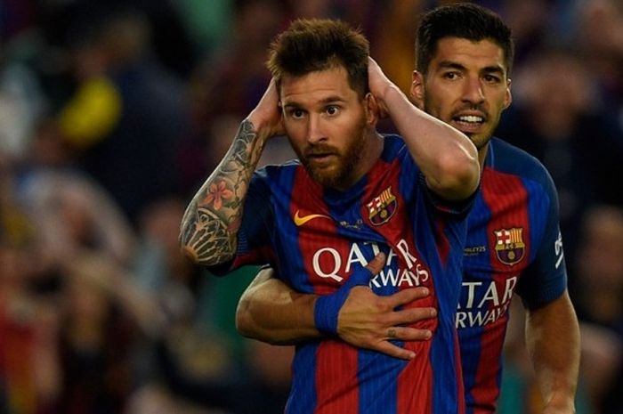 Ekspresi Lionel Messi setelah gagal mencetak gol di kesempatan pertama mengeksekusi tendangan penalti di pertandingan melawan Eibar di Stadion Camp Nou, Minggu (21/5/2017) waktu setempat.