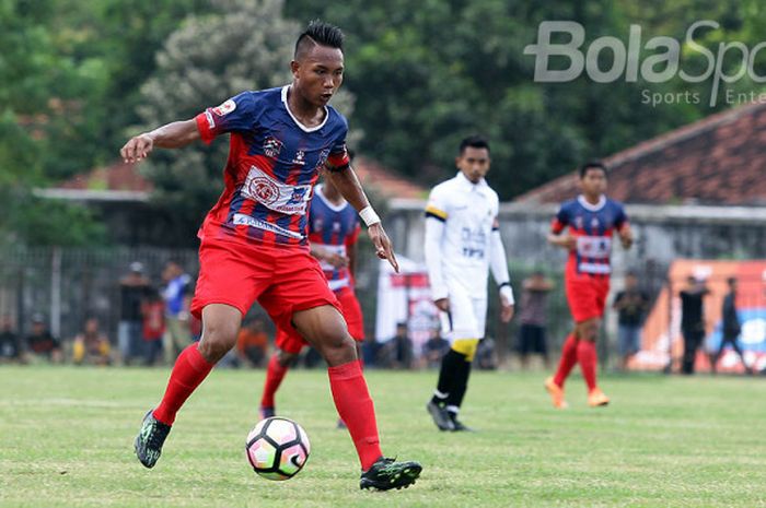 Pemain Persigo Semeru FC, A. Prasetya, menggiring bola saat tampil melawan Persekam Metro FC dalam laga perdana lanjutan Liga 2 di Stadion Semeru Lumajang, Jawa Timur (07/07/2017) Minggu sore.
