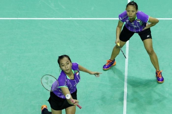 Pasangan ganda putri Indonesia, Della Destiara Haris/Rosyita Eka Putri Sari, saat menjalani pertandingan babak perempat final Prancis Terbuka melawan Chang Ye-na/Lee So-hee (Korea Selatan) di Stade Pierre de Coubertin, Jumat (28/10/2016). Della/Rosyita kalah 9-21, 13-21.