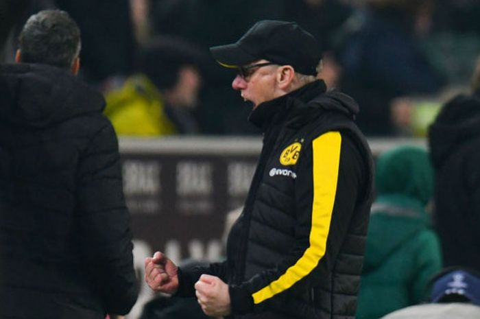 Pelatih Borussia Dortmund, Peter Stoeger, pada pertandingan Liga Jerman melawan Borussia Moenchengladbach, Minggu (18/2/2018)