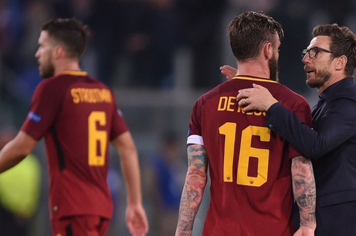 Pelatih AS Roma, Eusebio Di Francesco (kanan), berbicara dengan Daniele De Rossi seusai laga Liga Champions kontra Chelsea di Stadion Olimpico, Roma, Italia, pada 31 Oktober 2017.