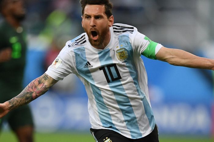      Megabintang Argentina, Lionel Messi, merayakan gol yang dicetak ke gawang Nigeria dalam laga Grup D Piala Dunia 2018 di Saint Petersburg Stadium, Saint Petersburg, Rusia pada 26 Juni 2018.     