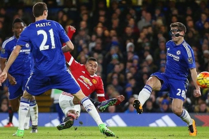 Penyerang Manchester United, Jesse Lingard, mencetak gol ke gawang Chelsea, 7 Februari 2016.