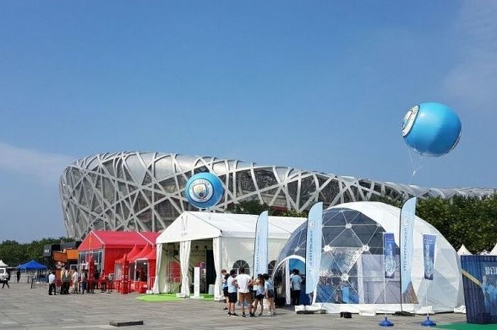 Cuaca cerah meliputi stadion Bird's Nest di Beijing, China, pada Senin (27/7/2016). Laga derbi Manchester yang sedarinya diadakan di stadion tersebut batal karena kondisi lapangan buruk setelah hujan badai yang menghantam hari sebelumnya.