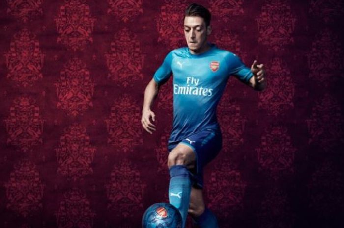 Mesut Ozi menggunakan jersey tandang Arsenal untuk musim 2017-2018.