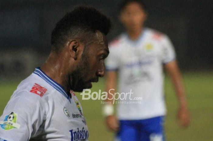 Striker Persib Bandung, Patrich Wanggai saat laga melawan PS Tira di Stadion Sultan Agung, Bantul pada Senin (30/7/2018).