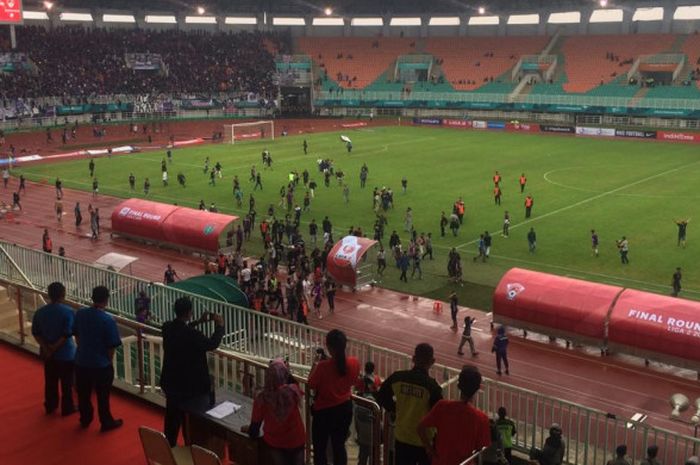 Suporter Persita Tangerang masuk ke dalam lapangan Stadion Pakansari saat laga kontra Kalteng Putra Selasa (4/12/2018)