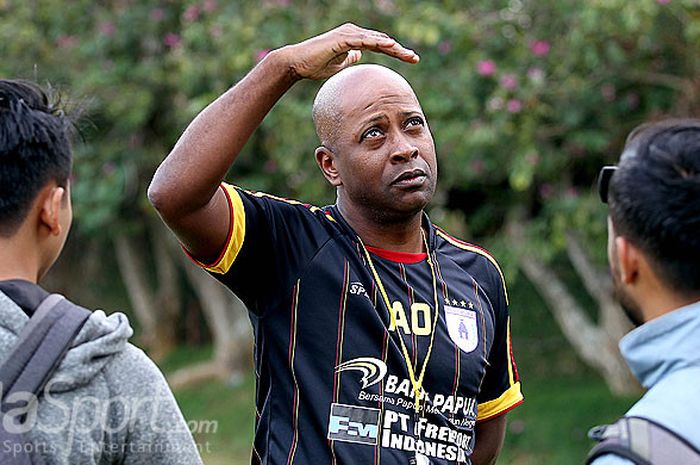 Pelatih Persipura Jayapura, Amilton Silva de Olivera, berbicara kepada media usai latihan rutin  pada Training Center di Agro Kusuma Batu, Jawa Timur, Selasa (21/08/2018) pagi.