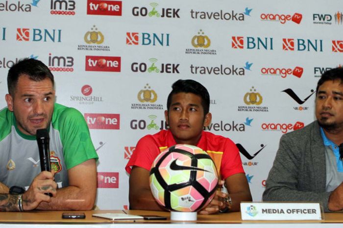 Pelatih Bhayangkara FC, Simon McMenemy, bersama dengan I Putu Gede saat sesi jumpa pers jelang melawan Persipura Jayapura