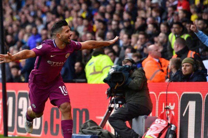 Striker Manchester City, Sergio Aguero, merayakan gol yang dia cetak ke gawang Watford dalam laga Liga Inggris di Stadion Vicarage Road, Watford, pada 16 September 2017.