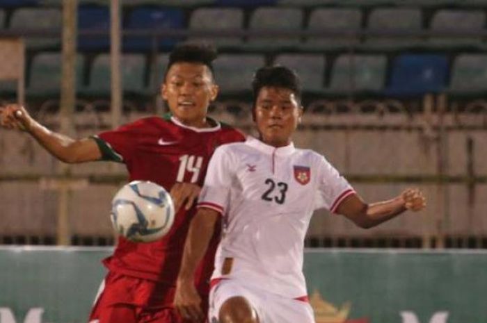 Gelandang  timnas U-19 Indonesia, Feby Eka Putra (kiri) berebut bola dengan pemain tengah timnas U-19 Myanmar, Eant Maw Oo pada laga pertama Grup B Piala AFF U-18 edisi 2017 di Stadion Thuwunna, Yangon, Selasa (5/9/2017) malam. 