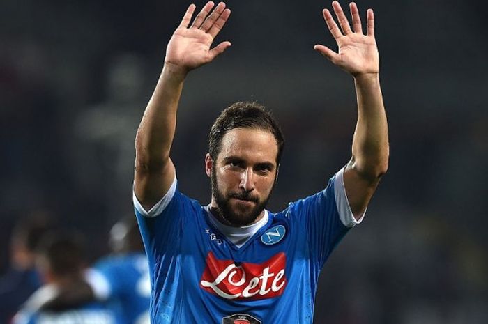 Striker Napoli, Gonzalo Higuain, merayakan kemenangan timnya atas Torino dalam pertandingan Serie A 2015-2016 di Stadio Olimpico, Turin, Italia, pada 8 Mei 2016.