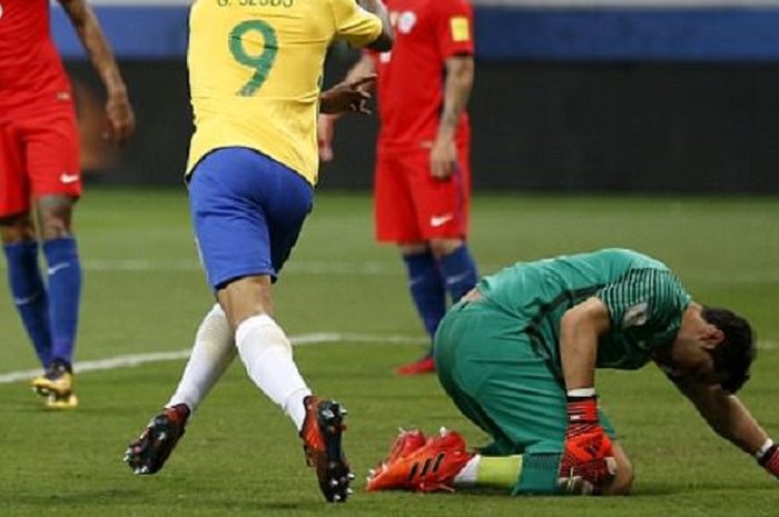 Claudio Bravo tertunduk lemas usai gawangnya dijebol oleh Timnas Brasil