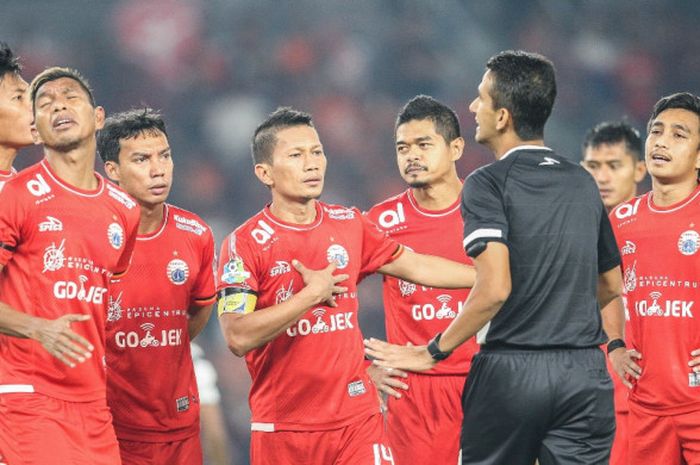    Para pemain Persija Jakarta melakukan protes kepada wasit dalam laga Liga 1 kontra Madura United di Stadion Utama Gelora Bung Karno, Jakarta, Sabtu (12/5/2018).   