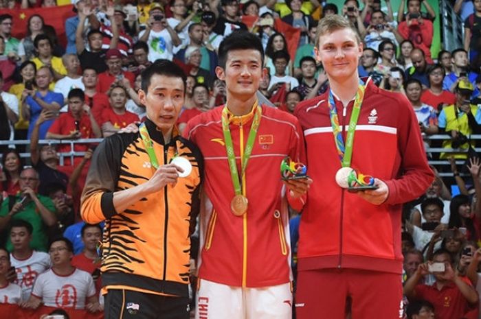 Peraih medali perak Olimpiade Rio 2016 asal Malaysia, Lee Chong Wei (kiri), berpose dengan peraih medali emas dari China, Chen Long (tengah), dan peraih medali perunggu dari Denmark, Viktor Axelsen, di Riocentro, Rio de Janeiro, Brasil, 20 Agustus 2016.