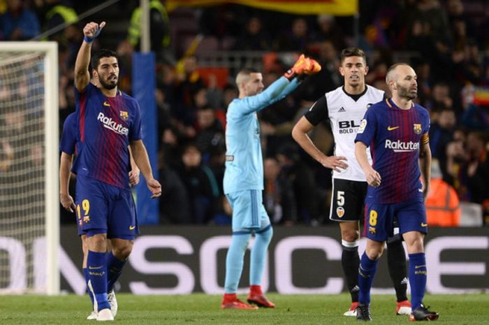 Selebrasi penyerang FC Barcelona, Luis Suarez (kiri), seusai mencetak gol ke gawang Valencia dalam pertandingan leg 1 semifinal Copa del Rey 2017-2018 di Stadion Camp Nou, Barcelona, Spanyol, pada Kamis (1/2/2018).