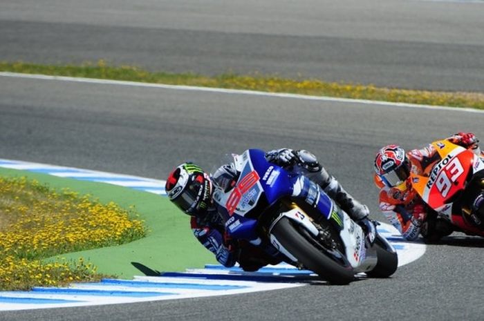 Pebalap Yamaha MotoGP asal Spanyol, Jorge Lorenzo (depan), bersaing dengan pebalap Repsol Honda Team asal Spanyol, Marc Marquez, pada balapan GP Spanyol di Sirkuit Jerez, Minggu (5/5/2013).