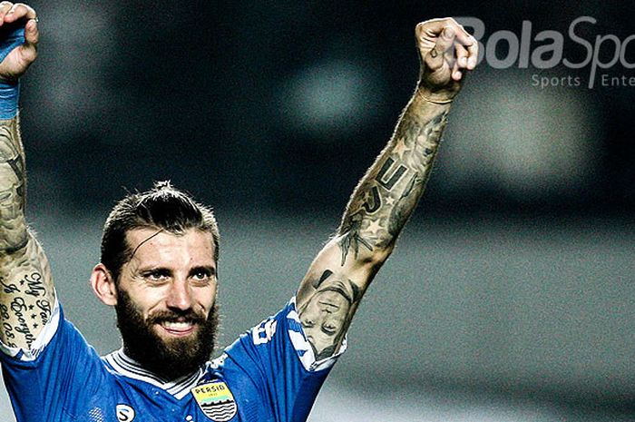 Bek Persib Bandung, Bojan Malisic, merayakan kemenangan timnya atas PSM Makassar pada pekan kesepuluh Liga 1 2018 di Stadion GBLA, Bandung, Rabu(23/05/18).  