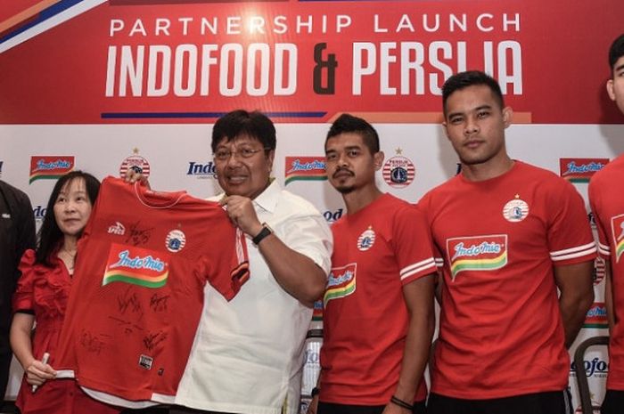 Direktur Utama Persija  Jakarta Gede Widiade memperlihatkan jersey berlogo Indomie usai pengumuman kerja sama dengan PT Indofood Sukses Makmur di Warung Upnormal, Cikini, Jakarta Pusat, Kamis (17/1/2019). 