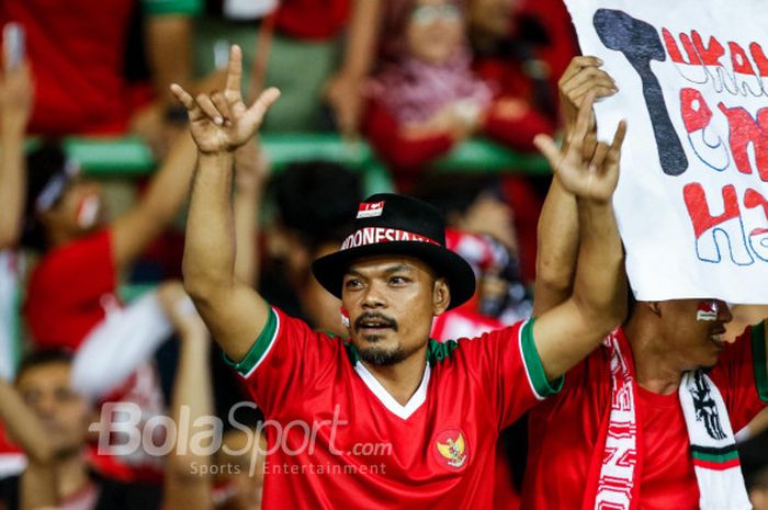 Ekspresi suporter saat menyaksikan pertandingan Grup A cabang sepak bola Asian Games 2018 antara tim nasional U-23 Indonesia dan Taiwan di Stadion Patriot, Minggu (12/8/2018).   