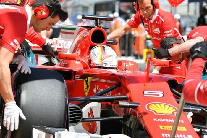 Pebalap Ferrari asal Jerman, Sebastian Vettel, melakukan pit stop pada sesi latihan ketiga GP Rusia di Sochi Autodrom, Sabtu (29/4/2017).