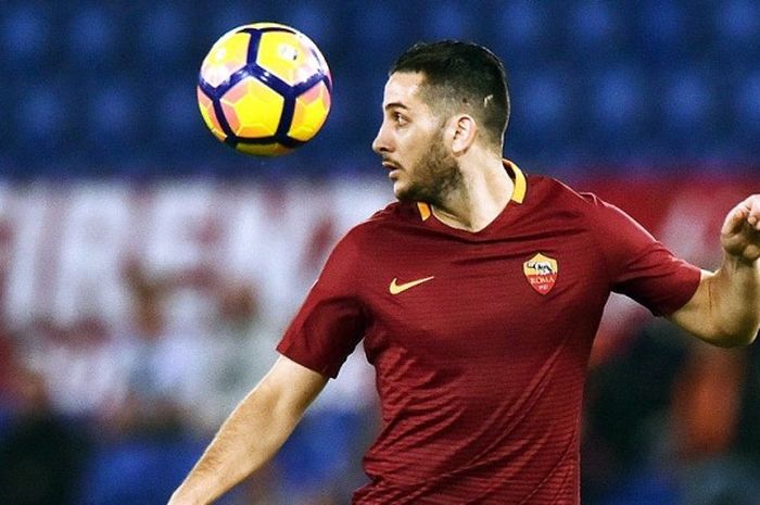 Aksi bek AS Roma, Kostas Manolas, saat melawan Palermo dalam laga lanjutan Serie A 2016-2017 di Stadion Olimpico, Roma, pada 23 Oktober 2016.