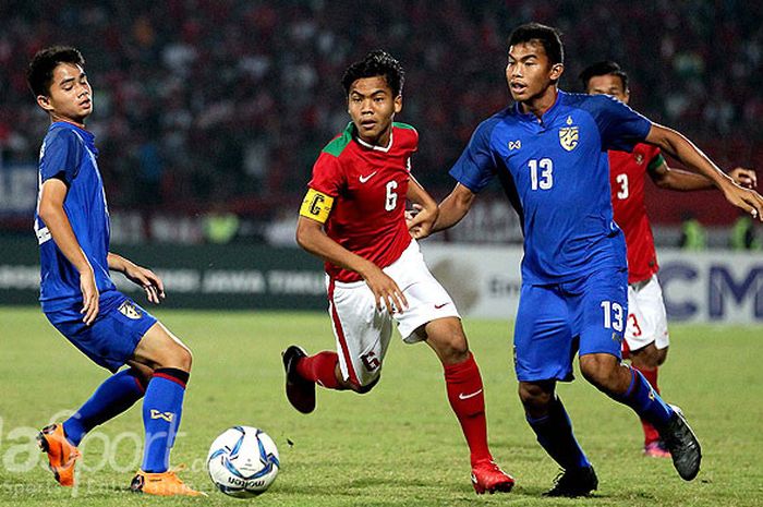 Dua pemain timnas U-16 Thailand mengawal kapten Indonesia, David Maualana, pada laga final Piala AFF U-16 2018 di Stadion Gelora Delta Sidoarjo, Jawa Timur, Sabtu (11/08/2018) malam. 