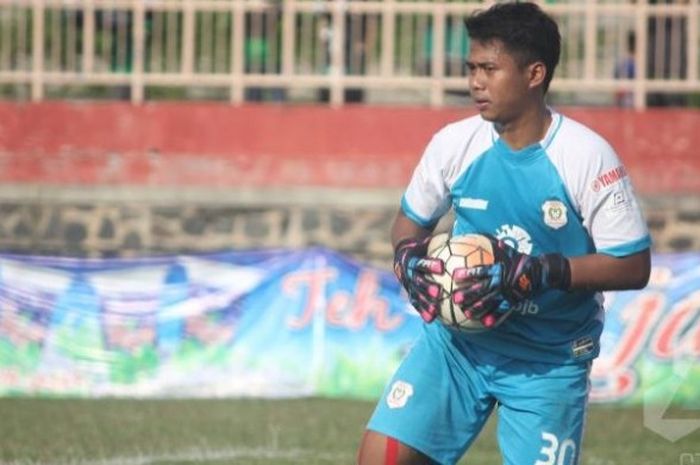 Kiper Persika, Rizky Bagja Permana mengamankan bola hasil tendangan pemain Persip pada laga di Stadion Jenderal Heoegeng, Pekalongan, Sabtu (6/8/2016).