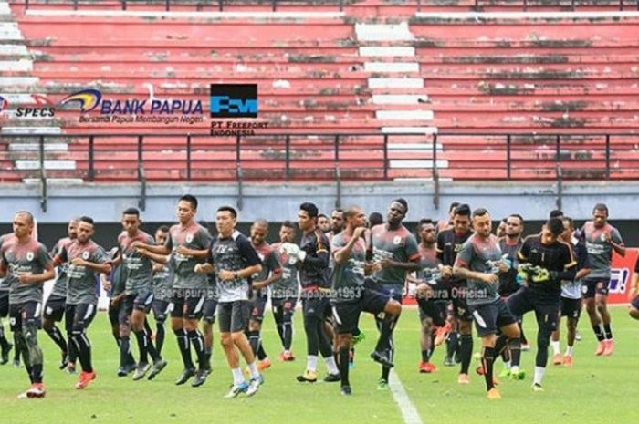 Pemain Persipura sedang berlatih di Stadion Gelora Bung Tomo, Surabaya, Senin (9/4/2018).