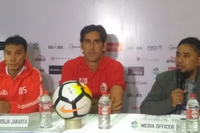 Pemain dan pelatih Persija Jakarta, Novri Setiawan serta Stefano Cugurra saat memberikan keterangan pers setelah laga kontra Persebaya, Selasa (26/6/2018).