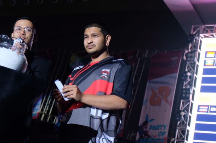  Pemain eSports dari tim IDONOTSLEEP asal Thailand, Framezy, sang juara bertahan Mobile Legends Southeast Asia Cup saat pengambilan undian babak Grand Final 2018 di JIExpo Kemayoran, Kamis (26/7/2018). 