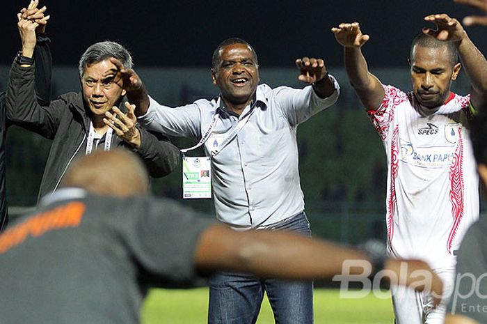 Pelatih Persipura Jayapura, Wanderley Machado Da Silva Junior, bersama ofisial tim merayakan kemenangan mereka atas Arema FC dalam laga pekan ke-15 Liga 1 di Stadion Kanjuruhan Kabupaten Malang, Jawa Timur, Minggu (16/07/2017) malam.