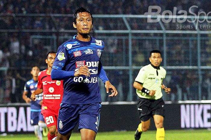  Gelandang Arema FC, Arif Suyono, saat tampil melawan Semen Padang dalam laga pekan ke-32 Liga 1 di Stadion Kanjuruhan Malang, Jawa Timur, Sabtu (04/11/2017) malam. 
