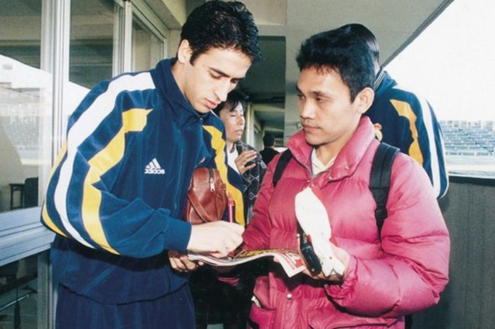 Wartawan BOLA, Weshley Hutagalung, bersama Raul Gonzalez di sela-sela ajang Piala Interkontinental, 1 Desember 1998.