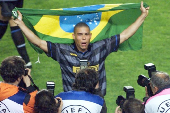 Striker Inter Milan, Ronaldo Luis Nazario de Lima, merayakan keberhasilan timnya memenangi Piala UEFA setelah mengalahkan Lazio dalam partai final di Stadion Parc des Princes, Paris, Prancis, pada 6 Mei 1998.