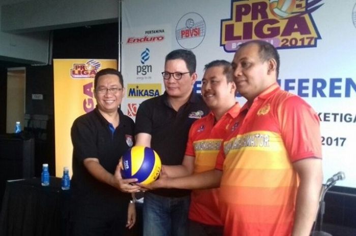 Dari kiri ke kanan Sunavip Raindra (Ketua Panpel Proliga Seri Malang), Reginald Nelwan (Wakil direktur Proliga), Hadi Sampurno (Manajer Samator), Ibarsjah Djanu Tjahyono (pelatih Samator), dalam konferensi pers jelang putaran kedua Seri III Proliga Malang, Kamis (16/3/2017).