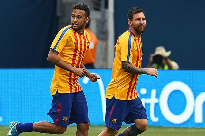 Striker Barcelona, Lionel Messi (kanan) dan Neymar, melakukan pemanasan menjelang laga melawan Juventus dalam ajang uji coba pramusim International Champions Cup di Stadion MetLife, East Rutherford, New Jersey, AS, pada 22 Juli 2017.