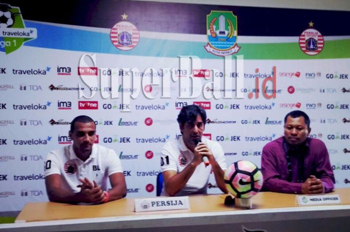 Pelatih Persija Stefano Cugurra bersama Bruno Lopes menghadiri sesi jumpa pers di Stadion Patriot Bekasi, Senin (18/9/2017)
