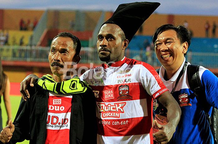 Gelandang Madura United, Engelberd Sani, berpose dengan penggemar usai laga melawan Sriwijaya FC pada pekan ketiga Liga 1 2018 di Stadion Gelora Ratu Pamellingan Pamekasan, Jawa Timur Sabtu (07/04/2018) sore.