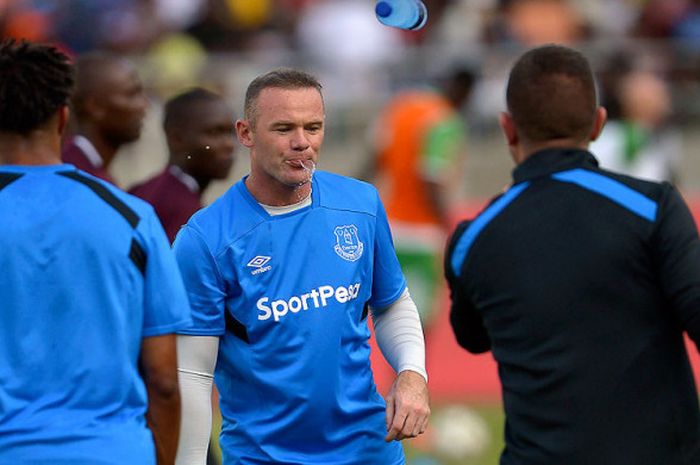Penyerang Everton, Wayne Rooney, melakukan pemanasan menjelang laga uji coba melawan tim asal Kenya, Gor Mahia, di Stadion Dar-es-Salaam, pada 13 July 2017.