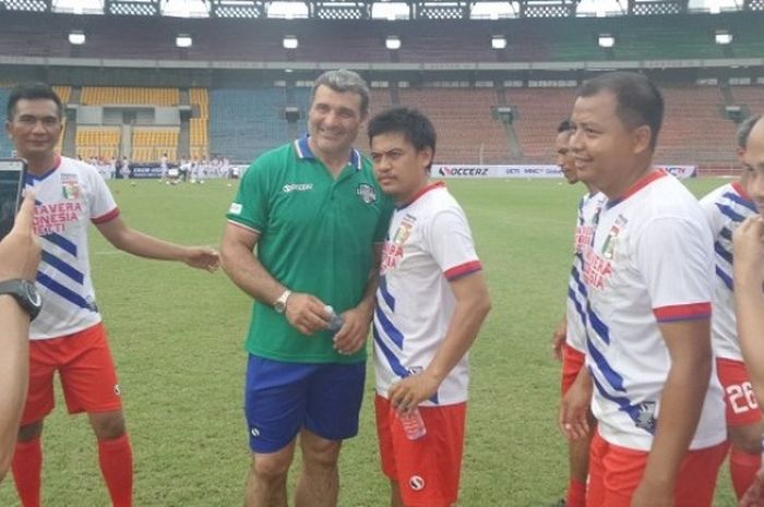 Sejumlah pemain tim nasional Primavera-Baretti berfoto dengan mantan kiper andalan Juventus, Angelo Peruzzi.