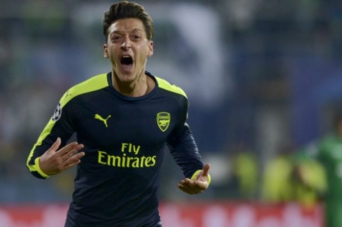 Gelandang Arsenal, Mesut Oezil, merayakan gol ke gawang Ludogorets Razgrad pada penyishan grup Liga Champions, Selasa (1/11/2016)