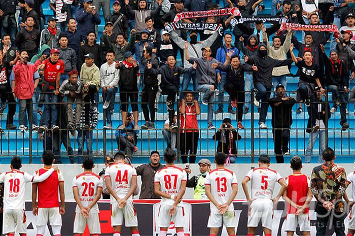 Pemain Persis Solo melakukan penghormatan kepada pendukung mereka seusai laga melawan PPSM Magelang dalam laga lanjutan Liga 2 di Stadion Moch. Soebroto, Magelang, Kamis (20/7/2017).