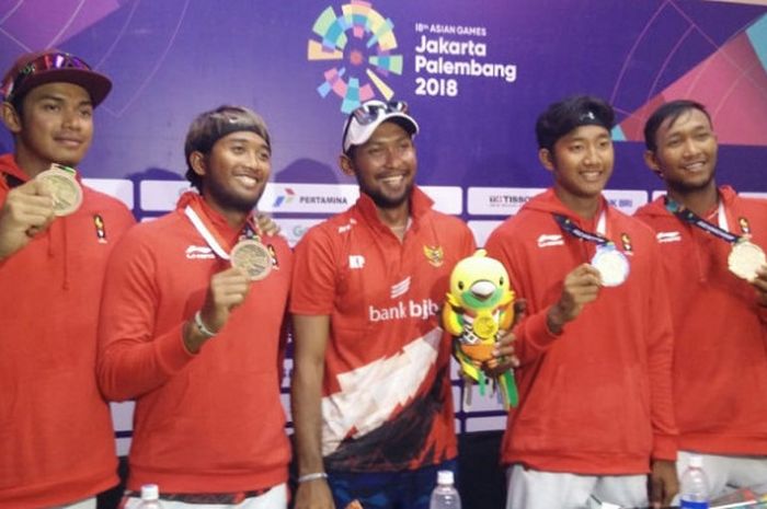 Tim bola voli pantai putra Indonesia dan pelatih berpose setelah meraih medali perak dan perunggu Asian Games 2018 di Jakabaring Sport City, Palembang, Selasa (28/8/2018).