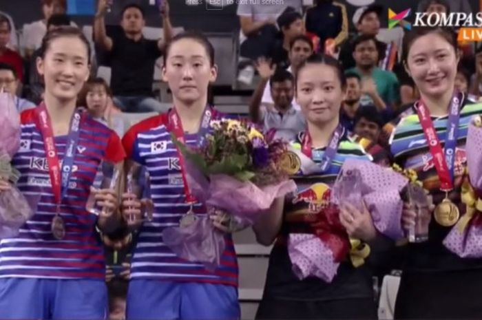 Huang Yaqiong/Yu Xiaohan berhasil membawa pulang gelar juara sektor ganda putri Korea Open 2017. 
