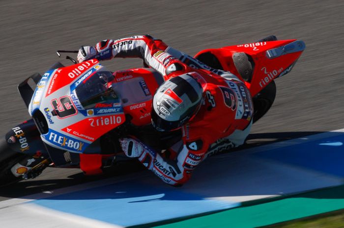 Pebalap Ducati, Danilo Petrucci, saat melakukan uji coba di Sirkuit Jerez, Spanyol, Rabu (28/11/2018).