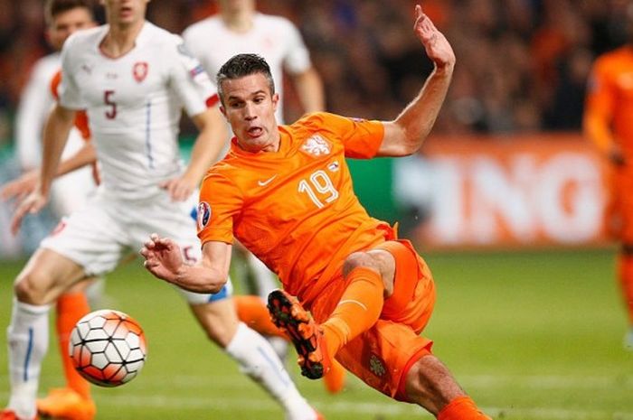 Aksi striker tim nasional Belanda, Robin van Persie, dalam pertandingan Grup A kualifikasi Piala Eropa 2016 menghadapi Republik Ceska di AmsterdamArena, Amsterdam, Belanda, pada 13 Oktober 2015.