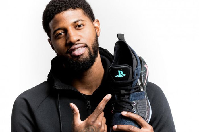 Pebasket NBA dari Oklahoma City Thunder, Paul George memamerkan sepatu signature terbarunya bertajuk Nike PG2.