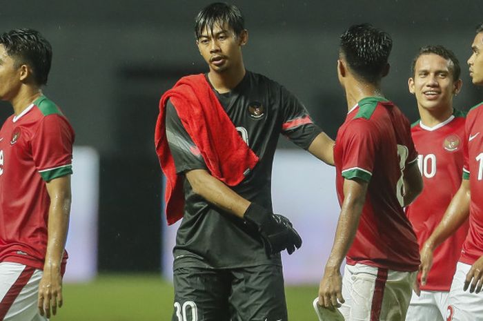 Kiper timnas U-23 Indonesia, Satria Tama (kedua dari kiri), melakukan tos bersama rekan-rekan setimnya selepas laga uji coba kontra timnas U-23 Suriah di Stadion Wibawa Mukti, Cikarang, Jawa Barat, Kamis (16/11/2017).